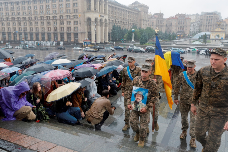 Hozzátartozói és barátai búcsúznak Kijevben egy ukrán katonától, Ivan Paramonovtól, aki Harkiv régióban vesztette életét a fronton 2024. június 8-án 