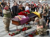 2023. augusztus 12., Kijev. Rokonai és barátai búcsúznak Daria Filipjeva ukrán katonától és egészségügyi dolgozótól, aki harc közben vesztette életét Kelet-Ukrajnában. Fotó: EPA/SERGEY DOLZHENKO 