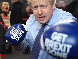 A nap képe: jobbegyeneseket osztogatott Boris Johnson