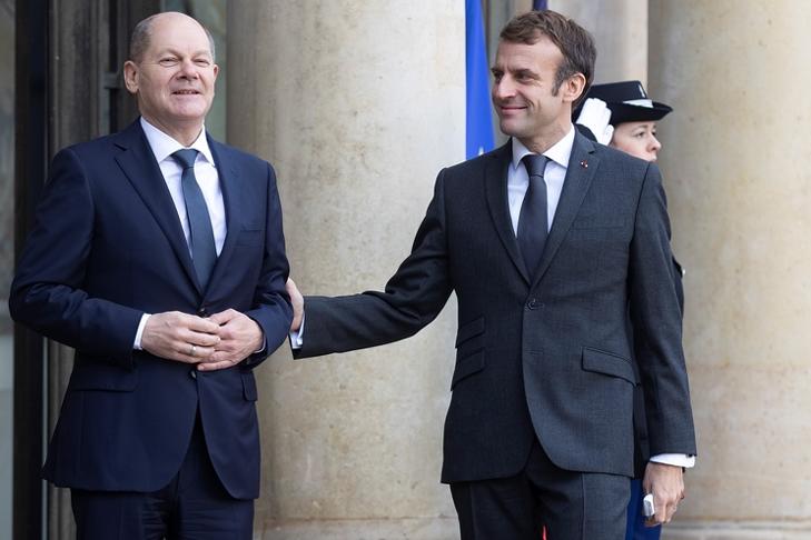 Scholz és Macron a francia elnöki rezidencián, a párizsi Élysée-palotában. EPA/IAN LANGSDON