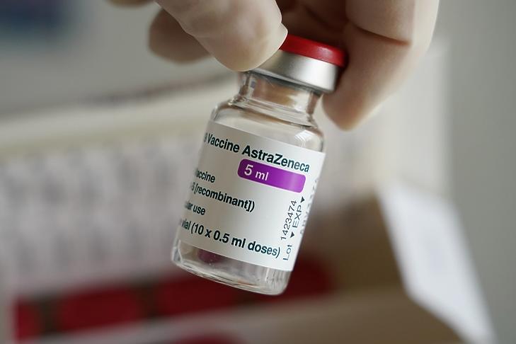 Felfüggesztve: egy ápolónő tartja kezében az AstraZeneca vakcináját a németországi Senftenbergben 2021. március 3-án.  EPA/Sean Gallup
