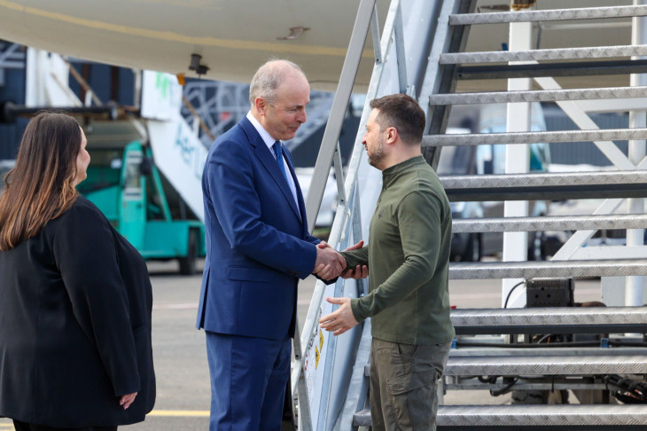 Micheal Martin ír miniszerelnök a reptéren fogadja Volodimir Zelenszkij ukrán elnököt