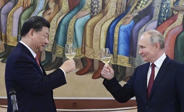 Hszi Csin-ping kínai és Vlagyimir Putyin orosz elnök Moszkvában 2023. március 21-én. Van mire koccintani.