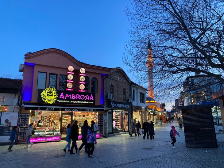 Az ohridi sétálóutca vége, a sarkon egy mecsettel 