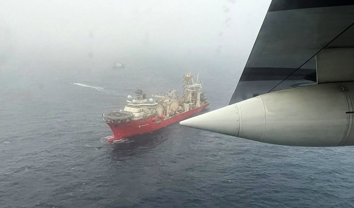 Az amerikai parti őrség által közreadott képen a Titan elnevezésű merülőhajót keresi a Bahamában bejegyzett Deep Energy kutatóhajó a Massachusetts állambeli Boston partjainál 2023. június 21-én. Fotó: MTI/EPA/Amerikai parti őrség