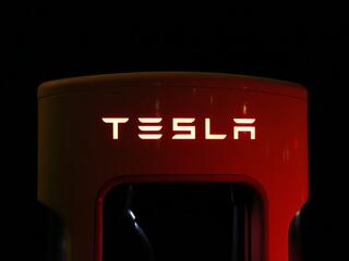 Bezuhant a Tesla nyeresége