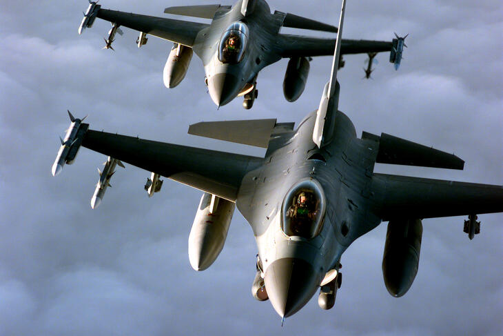 F-16-osok a levegőben.