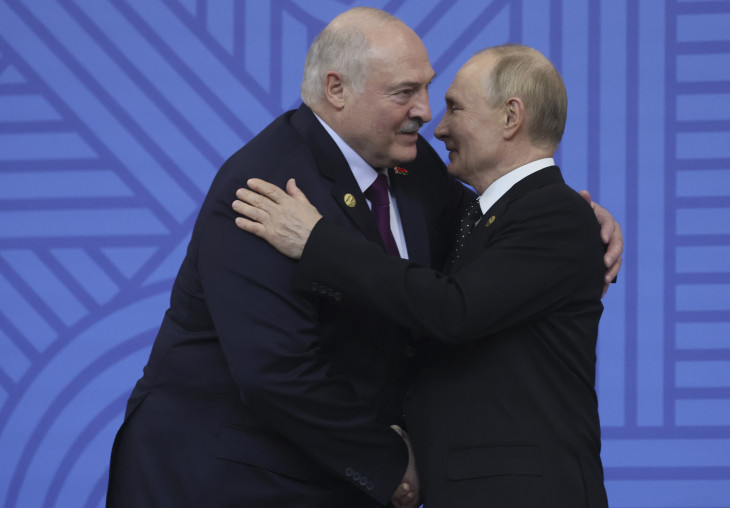 Vlagyimir Putyin orosz államfő Aljakszandr Lukasenka fehérorosz elnököt üdvözli a BRICS-országok csúcsértekezletén Kazanyban 2024. október 23-án
