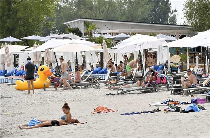 Lezáratta a hatóság a Lupa-tó melletti parkolókat