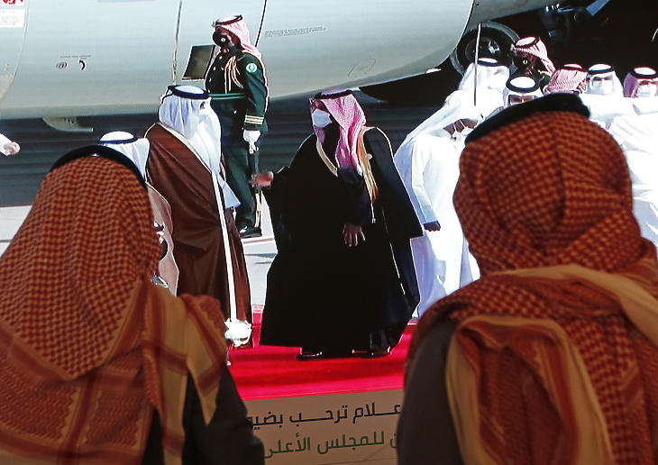 Mohamed bin Szalmán szaúd-arábiai trónörökös (középen, jobbra) fogadja az Öböl menti Arab Államok Együttműködési Tanácsának (GCC) 41. csúcstalálkozójára érkező Tamím bin Hamad Ál Száni sejket, katari emírt (középen, balra) a szaúd-arábiai Al-Ula repülőterén 2021. január 5-én. A kuvaiti külügyminiszter előző nap egy megállapodásra hivatkozva bejelentette, hogy Szaúd-Arábia újranyitja Katarral közös légi, szárazföldi és tengeri határait, amelynek célja az Öböl menti viszály megoldása. (Fotó: MTI/AP/Amr Nabil)