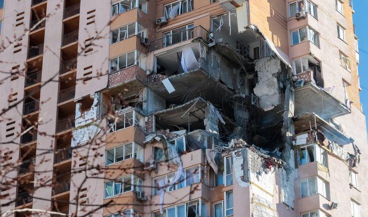 Egy rakétatalálatot kapott kijevi lakótorony. Fotó: Unian