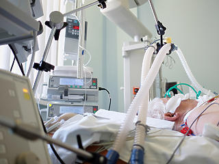 Koronavírus: kevesebben vannak kórházban, de többen lélegeztetőn