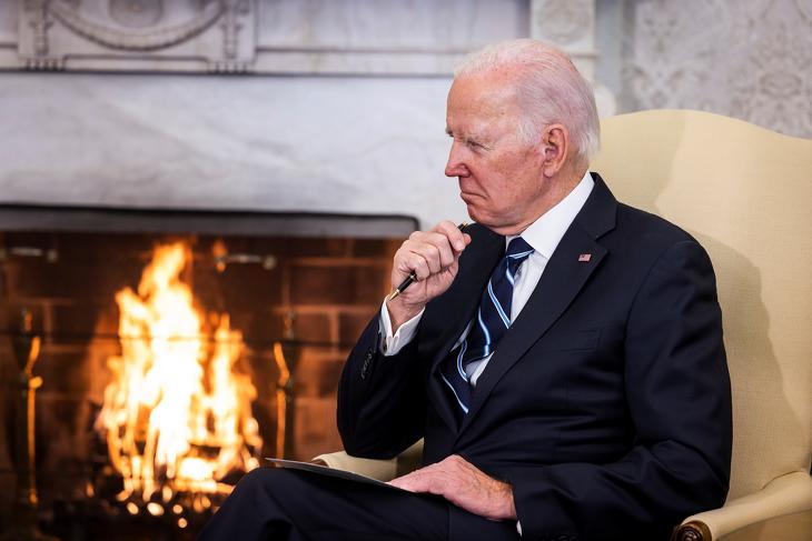 Van min gondolkoznia Joe Bidennek. Fotó: EPA/JIM LO SCALZO