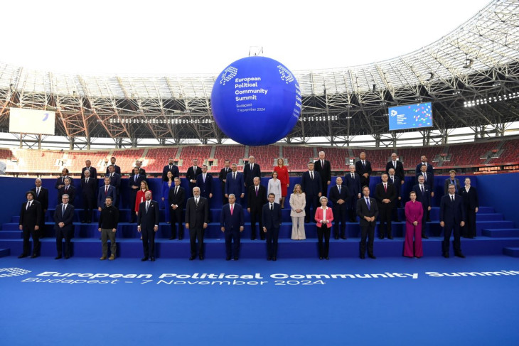 Az Európai Politikai Közösség (EPC) budapesti tanácskozásának résztvevői a Puskás Arénában 2024. november 7-én. Középen Orbán Viktor miniszterelnök, mellette Irakli Kobahidze georgiai miniszterelnök, Keir Starmer brit miniszterelnök, Volodimir Zelenszkij ukrán elnök, Charles Michel, az Európai Tanács elnöke, Edi Rama albán miniszterelnök, Emmanuel Macron francia elnök, Ursula von der Leyen, az Európai Bizottság elnöke, Mark Rutte NATO-főtitkár, Frederiksen dán miniszterelnök és Aleksandar Vucic szerb elnök (b-j), mögötte jobbra Recep Tayyip Erdogan török elnök