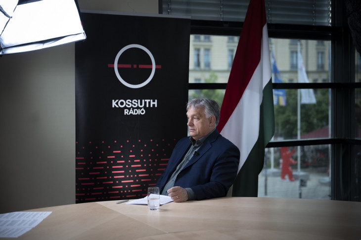 A magyar kormányfő két meccs között fontos találkozókra is sort kerít