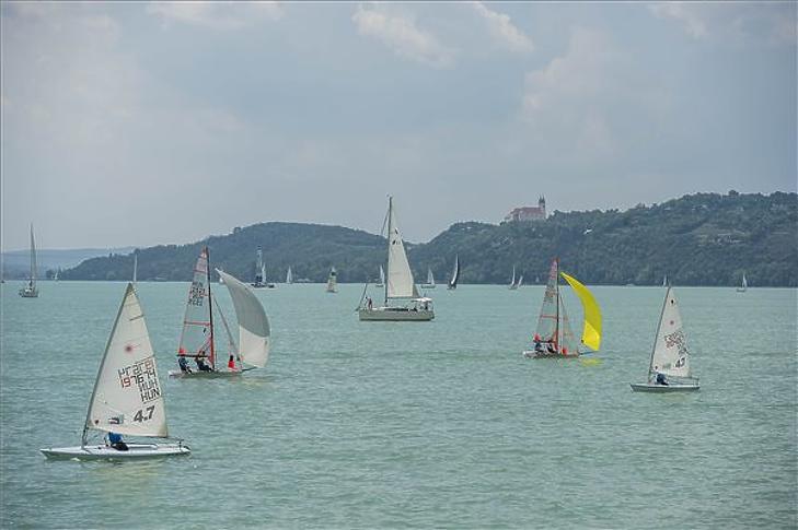 Embereket kellett kimenteni a Balatonból 
