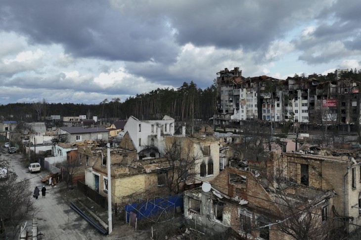 Az orosz támadások során megrongálodott lakóépületek az ukrán főváros, Kijev közelében fekvő Irpinyben 2023. február 26-án. Fotó: MTI/AP/Thibault Camus