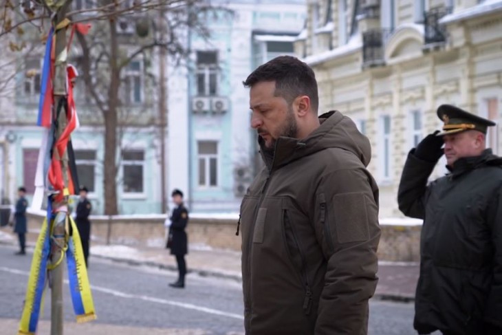 Volodimir Zelenszkij ukrán elnök tiszteleg az ukrajnai háborúban elesett ukrán katonák emléke előtt 2023. december 6-án, Kijevben. Fotó: Facebook/Volodimir Zelenszkij  