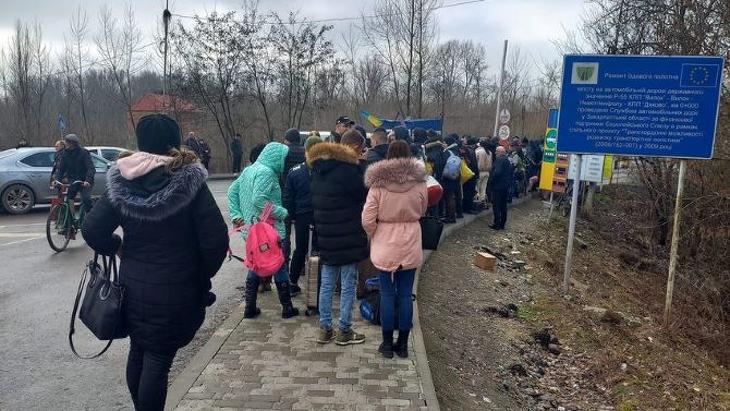 Emberek tömegei érkeznek Ukrajna szomszédos országaiba. Fotó: MTI