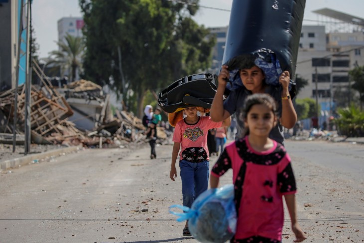 Menekülő gyerekek Gázavárosban 2023. október 13-án. Fotó: EPA/MOHAMMED SABER 