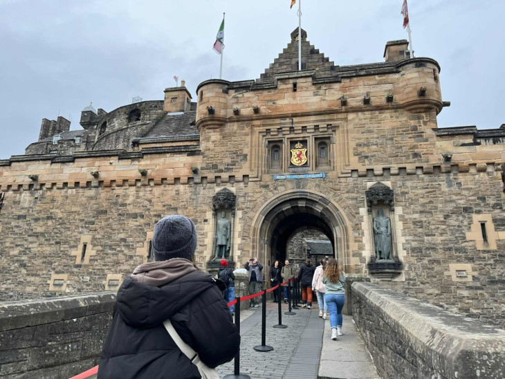 Órákat el lehet tölteni az Edinburgh-i Várban, ám esős időben nagy a tumultus