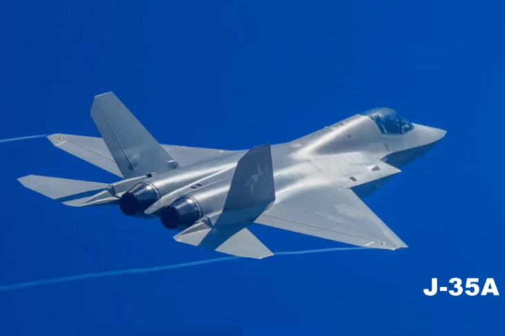 A J-35A repült is a zhuhai-i vásáron. Ebből a szögből a két hajtómű egyértelműen megkülönbözteti az F-35-östől