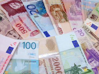 A fényes oldalon kezd a forint