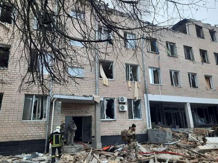 Az ukrán belügyminisztérium sajtószolgálata által közreadott kép  egy megrongálódott katonai épületről Kijevben 2022. február 24-én. Fotó: MTI/EPA