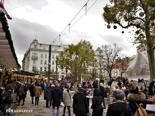 Megnyílt a Vörösmarty téri karácsonyi vásár - a főpolgármester erre kér mindenkit  
