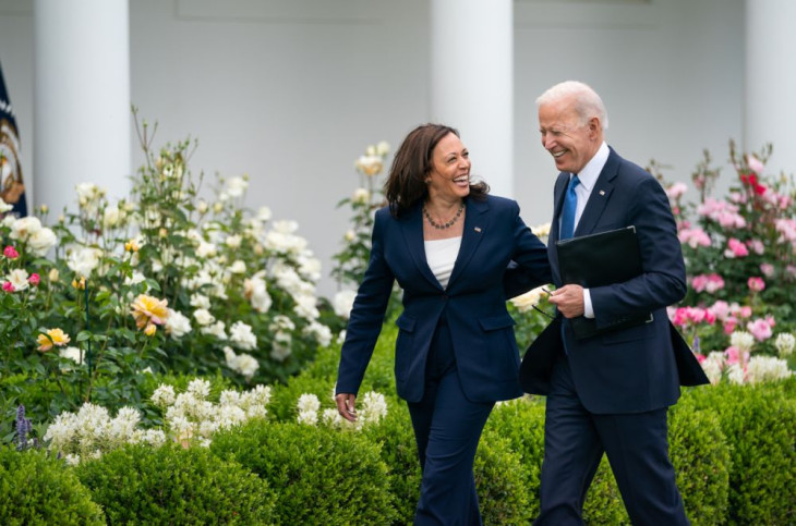 Kamala Harris és Joe Biden a képen éppen igen jó hangulatban volt, a következő hónapokban azonban kegyetlen versenyfutás vár rájuk