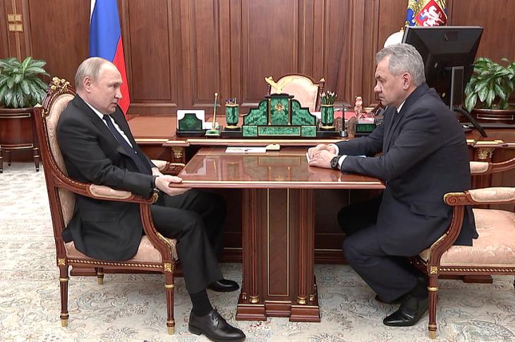 Vlagyimir Putyin és Szergej Sojgu a Kremlben 2022. április 21-én. Fotó: kremlin.ru