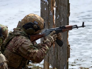 Ukrán katonák gyakorlaton Harkiv közelében 2024. február 29-én. Fotó: EPA/SERGEY KOZLOV