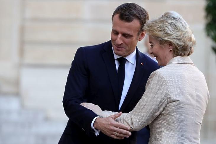 A nap képe: csinos nőt fogadott Macron az elnöki palotában