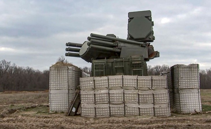 Az orosz védelmi minisztérium által videófelvételről készített és 2023. január 13-án közreadott képen Pancir-Sz1 Sza-22 orosz légvédelmi rakétarendszer a kelet-ukrajnai Donyecki területen. Az orosz védelmi minisztérium szerint az orosz erők elfoglalták a Donyecki területen fekvő Szoledar városát. Fotó: MTI/EPA