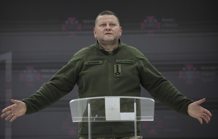 Valerij Zaluzsnij főparancsnok szerint az ukrán haderő mindent megtesz, de az orosz hadseregnek nem számítanak a veszteségek. Fotó: EPA / OLEG PETRASYUK