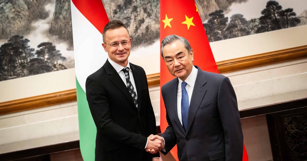 Keményen odaszólt Japánnak a kínai külügyminiszter