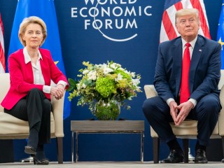 Ursula von der Leyen, az Európai Bizottság elnöke és Donald Trump amerikai elnök 2020 januárjában Davosban a Világgazdasági Fórumon. Fotó: Facebook/The Trump White House Archived