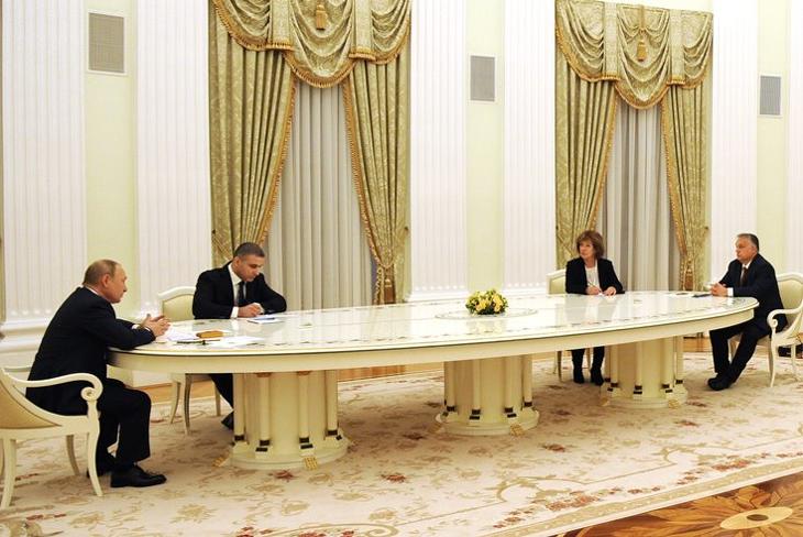Vlagyimir Putyin és Orbán Viktor. Még így sem volt elég hosszú ez az asztal a többség szerint... (Fotó: MTI/Kreml) 