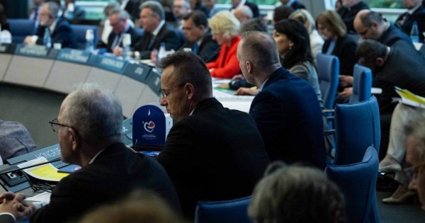 Szijjártó Péter az Európa Tanácsban nem csatlakozott a többséghez