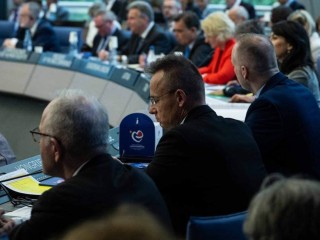 Szijjártó Péter az Európa Tanácsban nem csatlakozott a többséghez