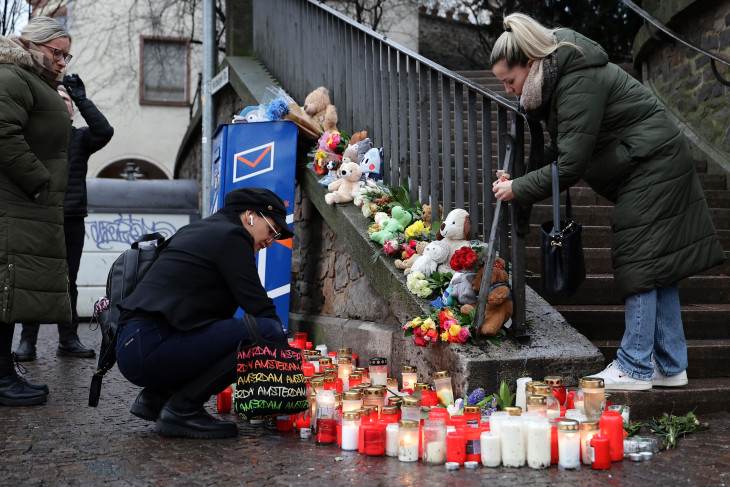 A késelés áldozataira emlékeznek helyiek Aschaffenburgban