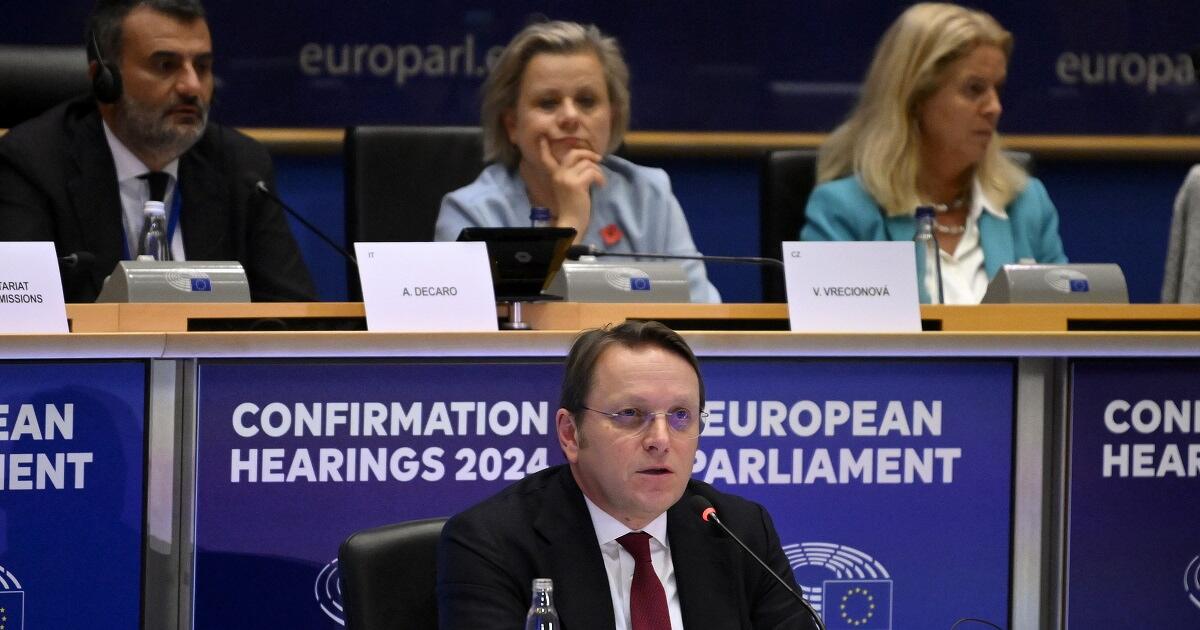 Dagad a brüsszeli kémbotrány, von der Leyent a sajátjai is szorongatják az Orbán-kormány embere miatt