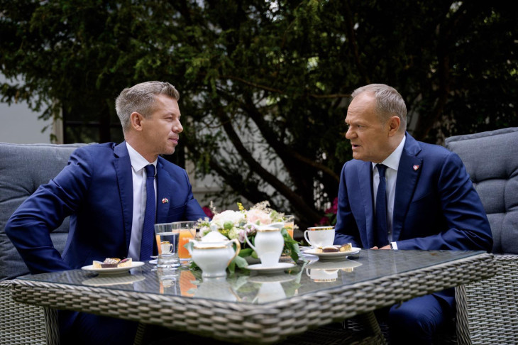 Magyar Péter első külföldi útja miniszterelnökként Donald Tuskhoz vezetett