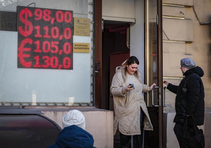 Egymás kezébe adják a kilincset az orosz polgárok egy moszkvai pénzváltóban. Messzire elérnek a szankciók gazdasági hatásai - fotó: EPA / Yuri Kochetkov