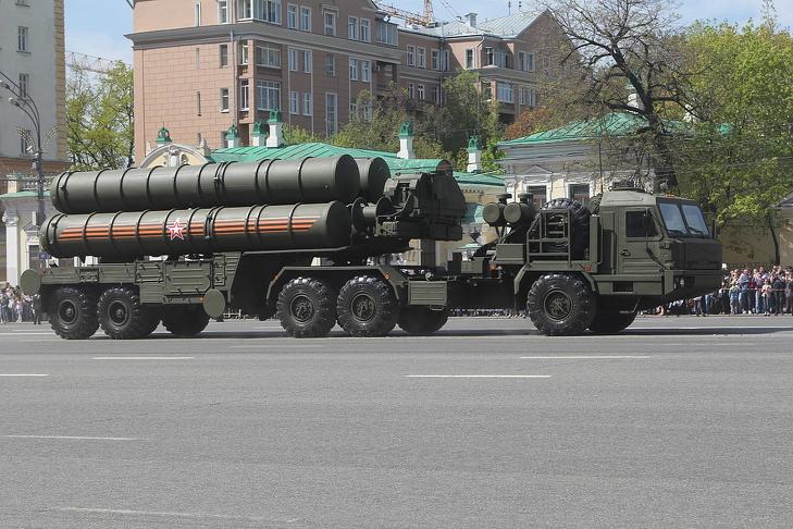 Oroszország egyik legfejlettebb fegyvere, az Sz-400-as légvédelmi rendszer. Fotó: Wikipédia