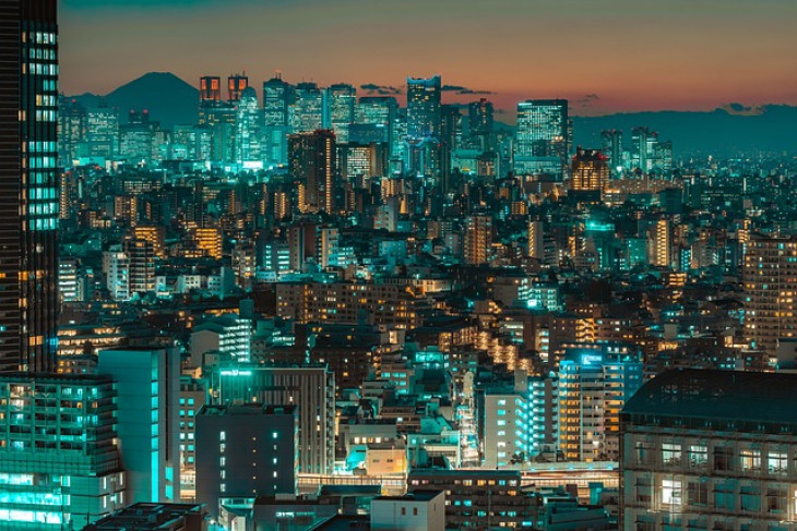 A japán tőzsde új csúccsal, a jen gyengüléssel reagált