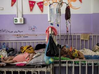 Alultápláltság miatt kezelt gyerekek az Al-Aksza Mártírok kórházban Deir Al-Balahban a Gázai övezetben 2024. június elsején 