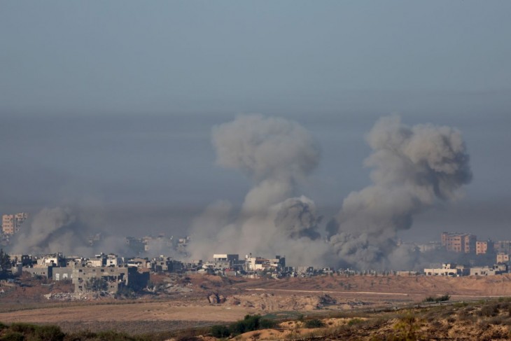 Száll a füst Gázában az izraeli támadás után december 3-án. Fotó:  EPA/ATEF SAFADI