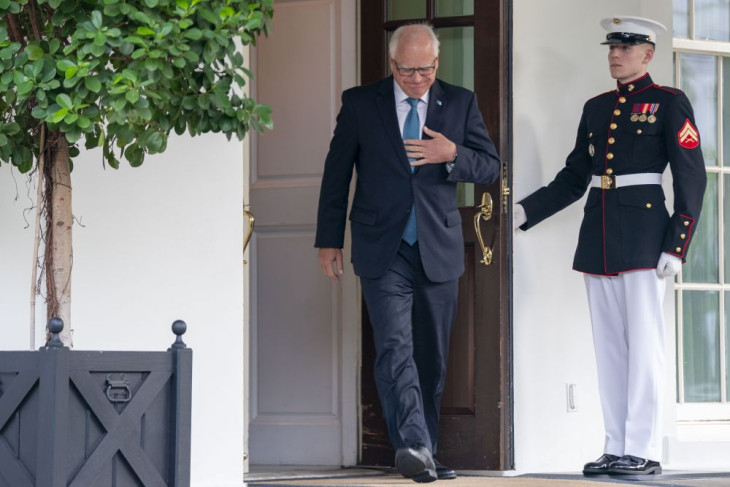Harrisnél visszafogottabb demokrata Tim Walz