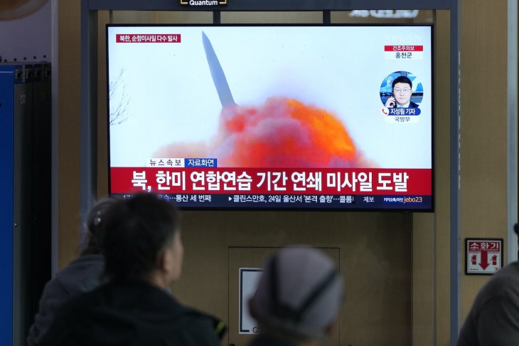 Észak-Korea korábbi rakétakísérleteiről szóló tudósítást néznek emberek a szöuli központi pályaudvar tévéképernyőjén 2023. március 22-én. Fotó: MTI/AP/Ri Dzsin Man
